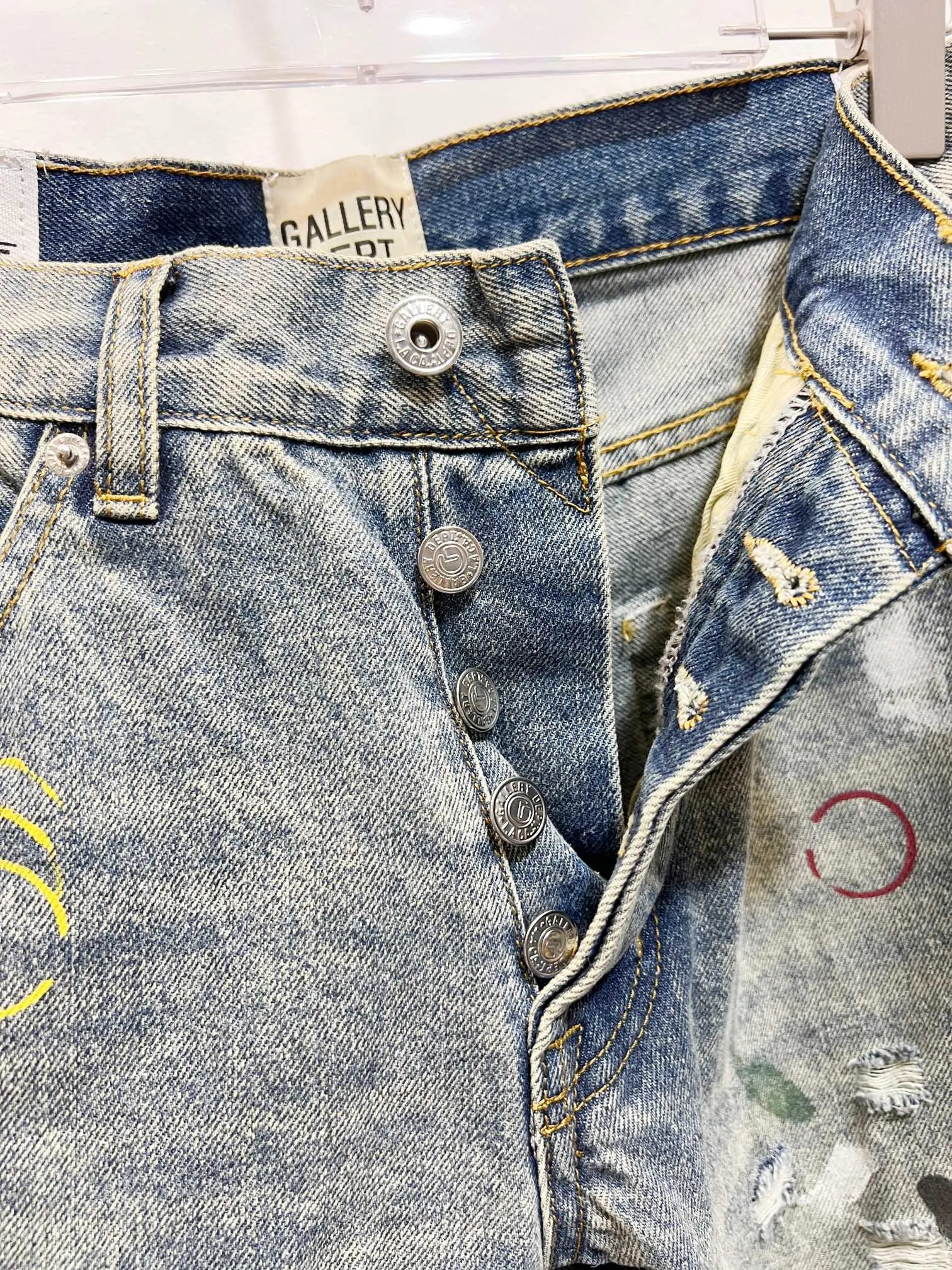 P300 Style Number: (c109) GALLERY DEPT. 2025 New Retro Splashed Ink Hole Stitching Seams Couple Style Loose Bootcut Jeans 🔥High Version🔥High Version🔥 Top Ceiling Quality Styles with different washed textures are very friendly to people with thin legs and thick legs. The loose version is very flattering. Moderate length that never goes out of style, easy and casual to match, basic styling for various styles, a must-have in the wardrobe! The fabric is stiff but also makes the upper body soft without losing texture. The washing process is even more perfect. It is a must-have item for everyone! ! ! Washed wheat, hang tag, pants label, three complete labels, color: blue, size: 28, 30, 32, 34, 36 (five sizes)